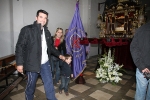 Los burrianenses cumplen con el rito de pasar por debajo del Santo Sepulcro.