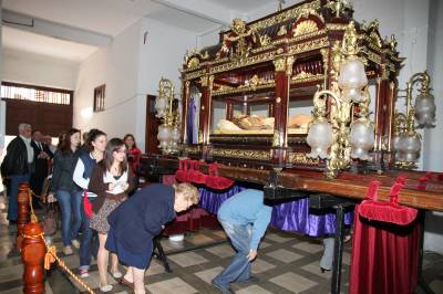 Los burrianenses cumplen con el rito de pasar por debajo del Santo Sepulcro