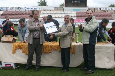 El Atltico de Madrid entrega una placa a la organizacin del torneo de la Cermica de Onda