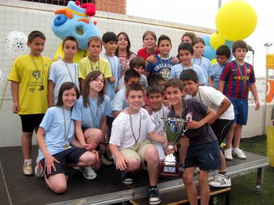 Los alumnos del Vilallonga celebran el ttulo de campeones interescolares de ftbol 7