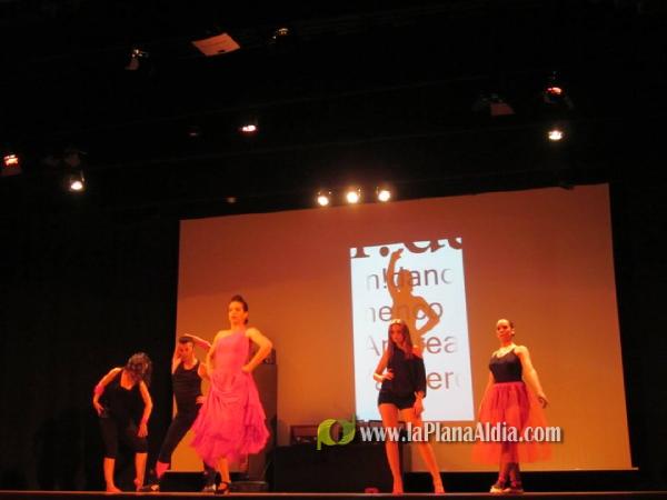 Excelente espectáculo Final de Curso de la Academia de danza y baile moderno On! dance