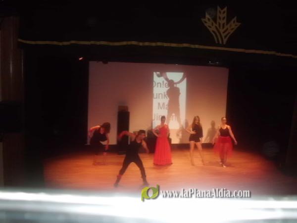 Excelente espectáculo Final de Curso de la Academia de danza y baile moderno On! dance