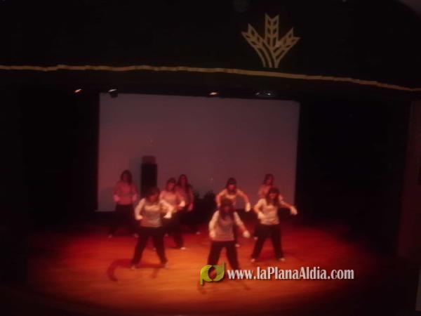 Excelente espectáculo Final de Curso de la Academia de danza y baile moderno On! dance