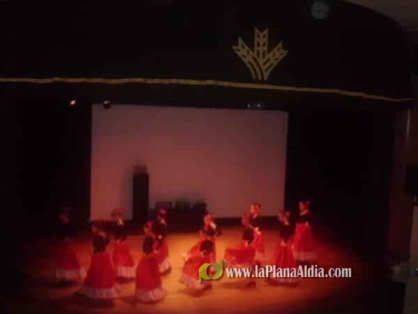 Excelente espectáculo Final de Curso de la Academia de danza y baile moderno On! dance