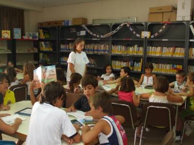 L´escola d´Estiu de La Vilavella visita la Biblioteca