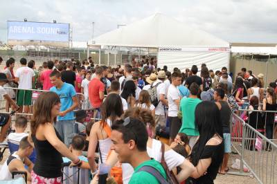 Arenal Sound comienza a recibir los primeros campistas en la playa de Burriana