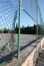 La piscina municipal cerrada por obras en pleno verano
