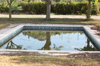 La piscina municipal cerrada por obras en pleno verano