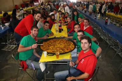 La lluvia minimiz el concurso de paellas