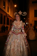  El desfile oficial de las falleras precede la exaltación del Teatre Payà.