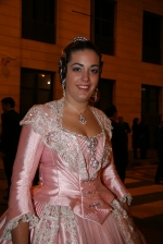  El desfile oficial de las falleras precede la exaltación del Teatre Payà.