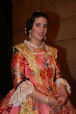  El desfile oficial de las falleras precede la exaltación del Teatre Payà.