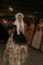  El desfile oficial de las falleras precede la exaltación del Teatre Payà.