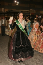  El desfile oficial de las falleras precede la exaltación del Teatre Payà.