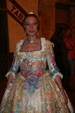  El desfile oficial de las falleras precede la exaltación del Teatre Payà.