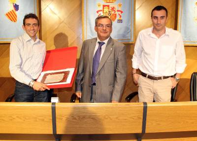 Javier Collado recibe el homenaje tras proclamarse Campeón del Mundo de Duatlón
