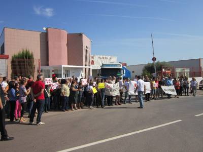 Manifestaciones ?relmpago? frente a las instalaciones de Reyval en l'Alcora