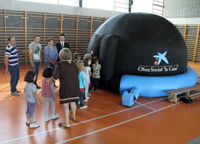 El Planetario Viajero de la Obra Social 'La Caixa' visita el colegio de Les Alqueries