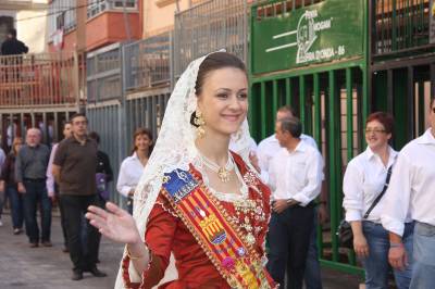 Multitudinario y festivo pasacalle de peñas