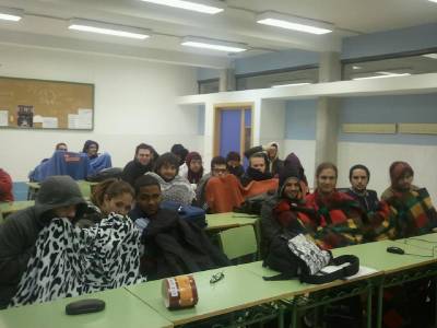 Els alumnes del IES Vila-roja es tapen en mantes per falta de calefacció
