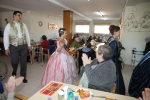 Las reinas falleras visitan la residencia de Cáritas Interparroquial.