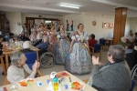 Las reinas falleras visitan la residencia de Cáritas Interparroquial.