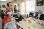 Las reinas falleras visitan la residencia de Cáritas Interparroquial.
