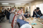 Las reinas falleras visitan la residencia de Cáritas Interparroquial.