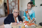 Las reinas falleras visitan la residencia de Cáritas Interparroquial.