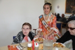 Las reinas falleras visitan la residencia de Cáritas Interparroquial.