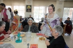 Las reinas falleras visitan la residencia de Cáritas Interparroquial.