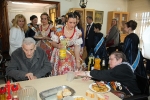 Las reinas falleras visitan la residencia de Cáritas Interparroquial.