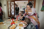 Las reinas falleras visitan la residencia de Cáritas Interparroquial.