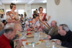 Las reinas falleras visitan la residencia de Cáritas Interparroquial.
