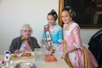 Las reinas falleras visitan la residencia de Cáritas Interparroquial.