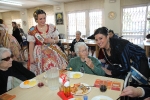 Las reinas falleras visitan la residencia de Cáritas Interparroquial.