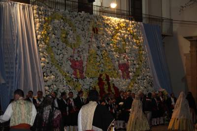 Castelln se vuelca en la multitudinaria ofrenda de flores a la Verge del Lled