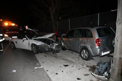 Un deportivo causa un espectacular accidente en la carretera del puerto.