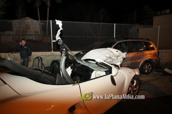 Un deportivo causa un espectacular accidente en la carretera del puerto.
