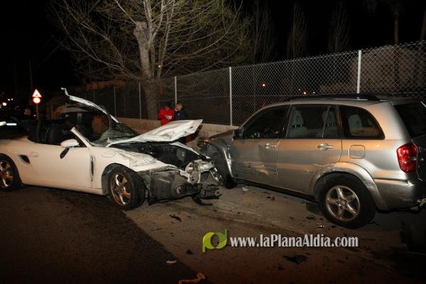 Un deportivo causa un espectacular accidente en la carretera del puerto.