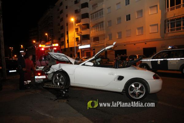 Un deportivo causa un espectacular accidente en la carretera del puerto.