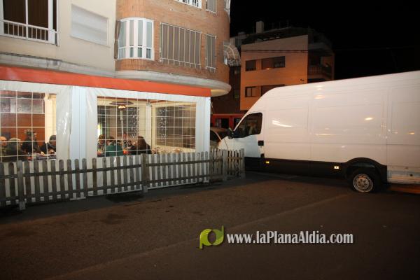 Un deportivo causa un espectacular accidente en la carretera del puerto.