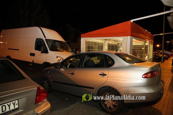 Un deportivo causa un espectacular accidente en la carretera del puerto.