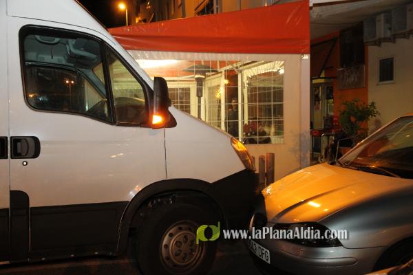 Un deportivo causa un espectacular accidente en la carretera del puerto.