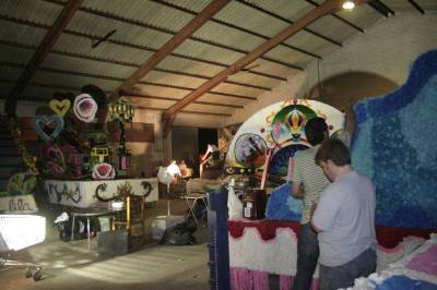 Las carrozas de la Batalla de Flores van tomando forma.