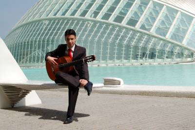 El guitarrista Pedro Navarro abre los espectáculos de las fiestas en el Teatro Payà