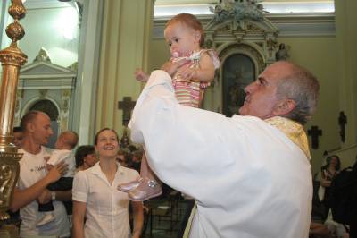 La Virgen de la Misericrdia recibe el cario de los nios.