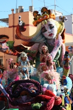 El Club 53 logra el primer premio de la Batalla de Flores.