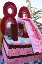 El Club 53 logra el primer premio de la Batalla de Flores.