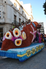 El Club 53 logra el primer premio de la Batalla de Flores.